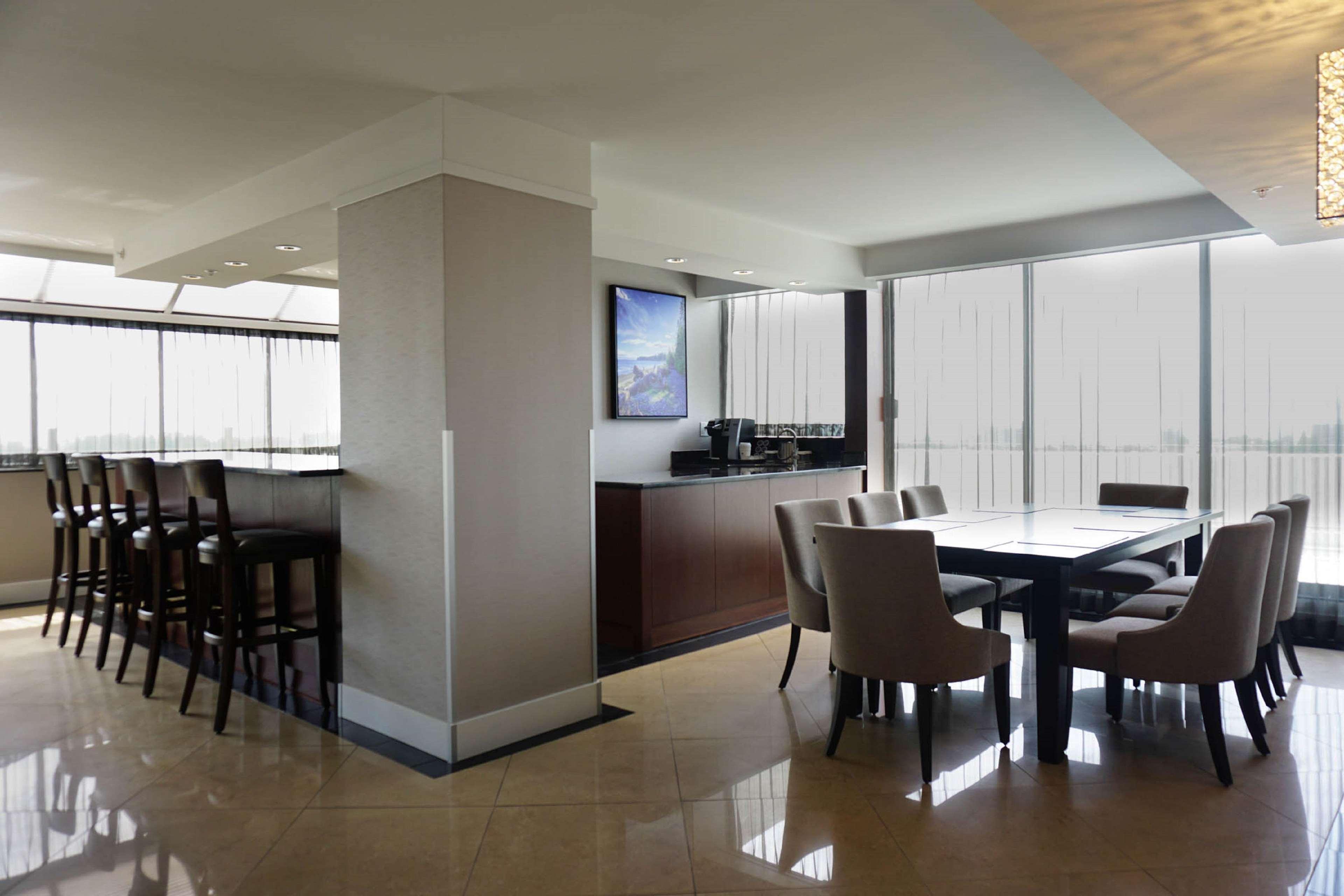 Doubletree By Hilton Hotel & Suites Victoria Bagian luar foto