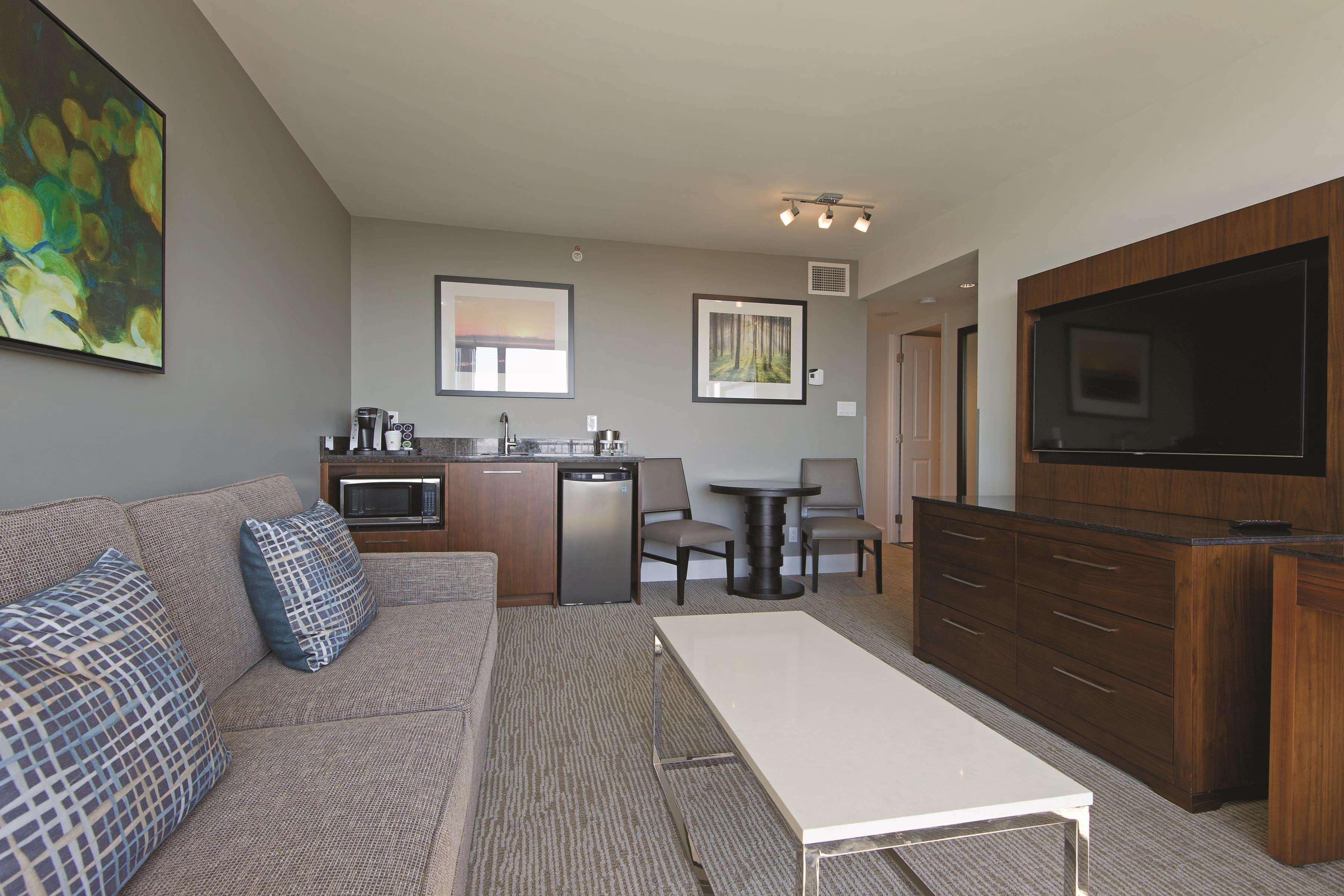 Doubletree By Hilton Hotel & Suites Victoria Bagian luar foto