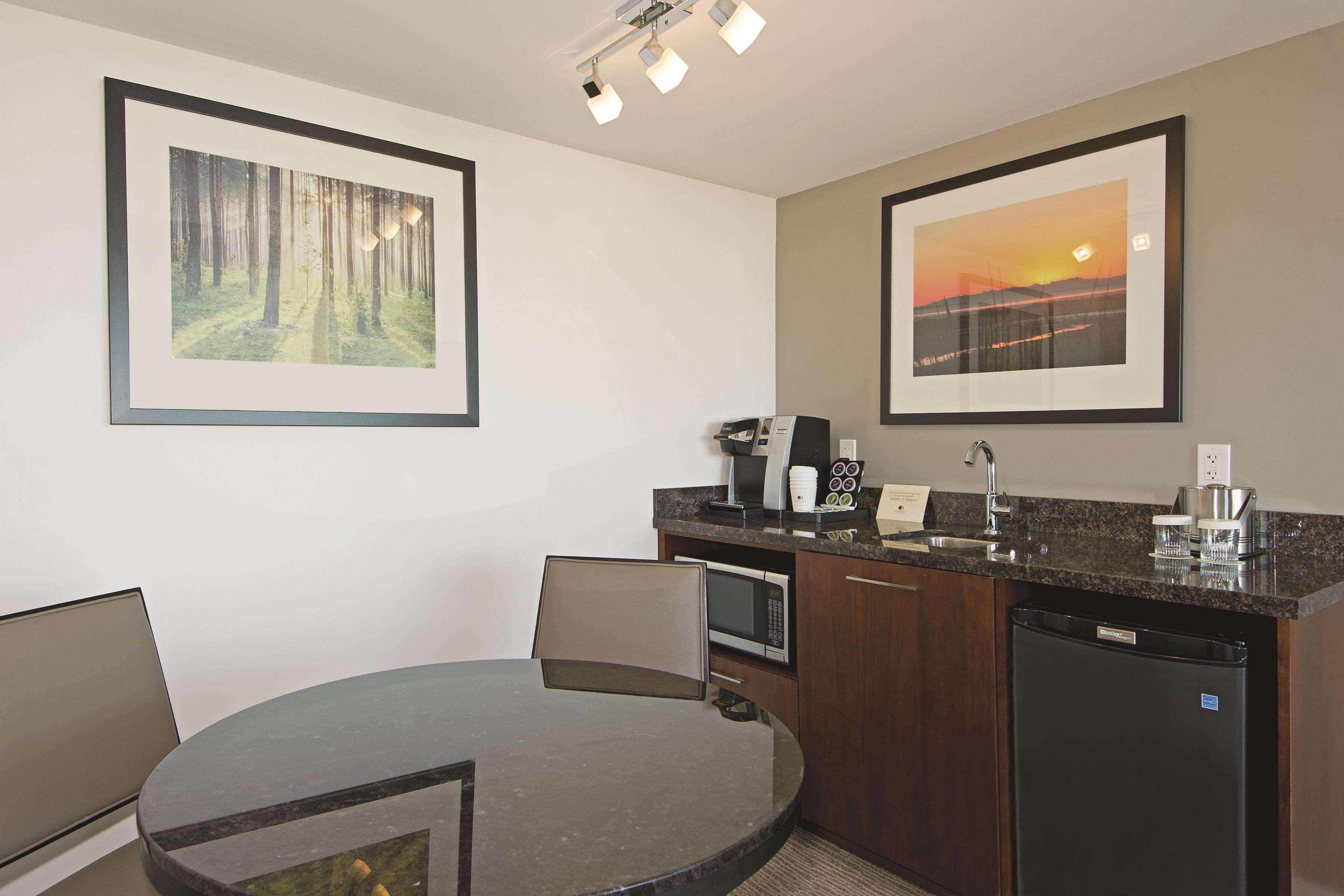 Doubletree By Hilton Hotel & Suites Victoria Bagian luar foto