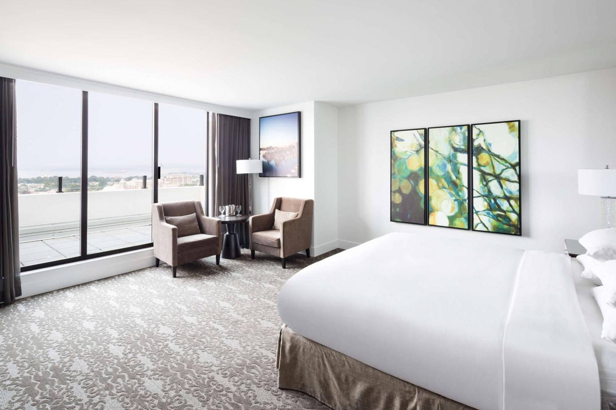 Doubletree By Hilton Hotel & Suites Victoria Bagian luar foto