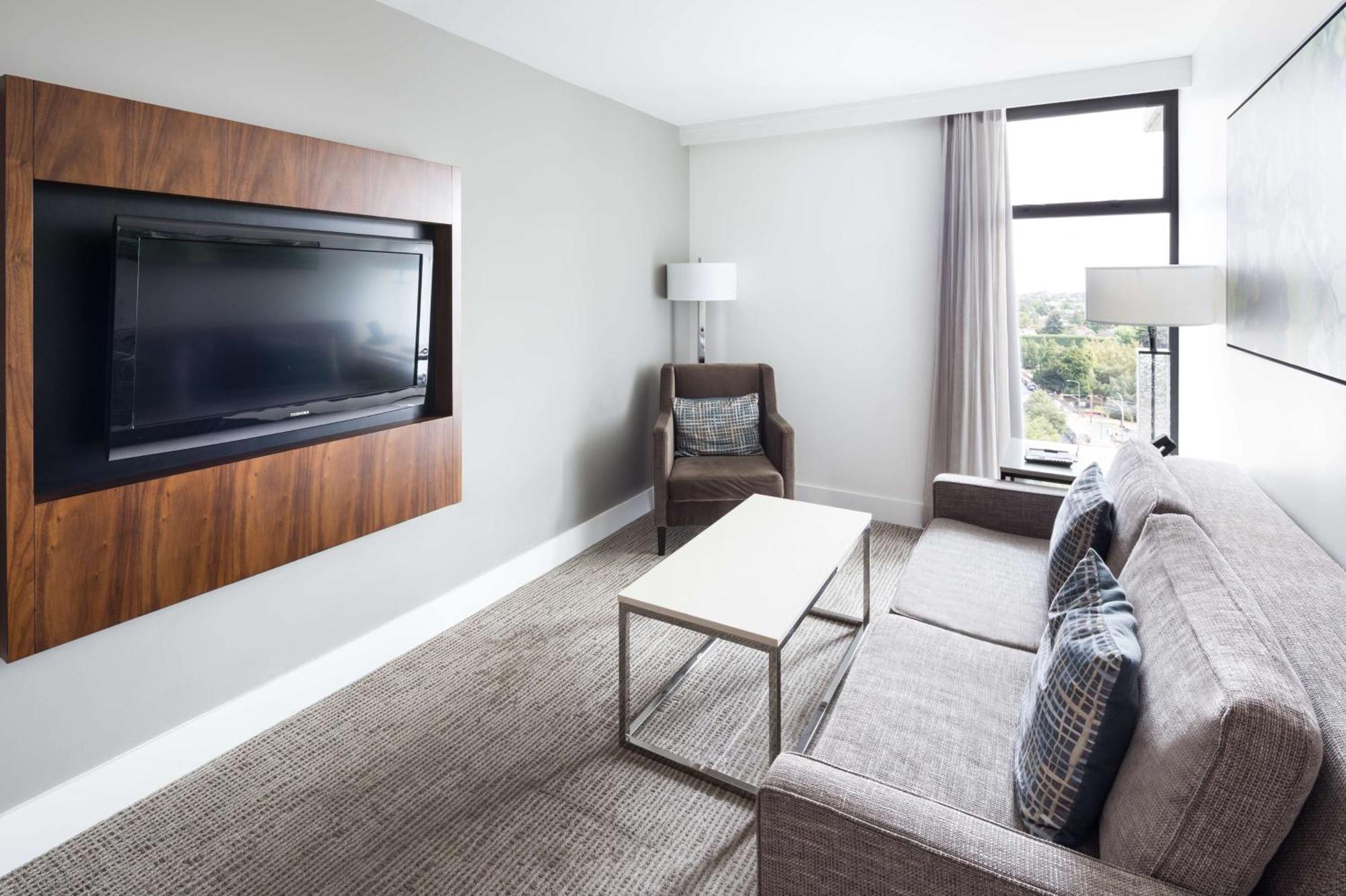 Doubletree By Hilton Hotel & Suites Victoria Bagian luar foto