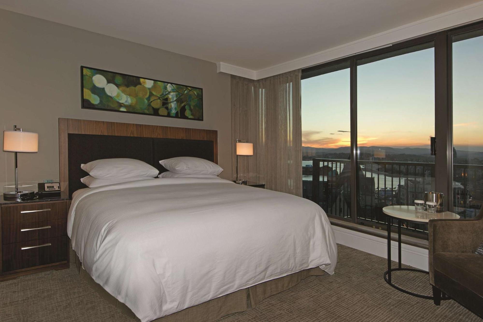 Doubletree By Hilton Hotel & Suites Victoria Bagian luar foto